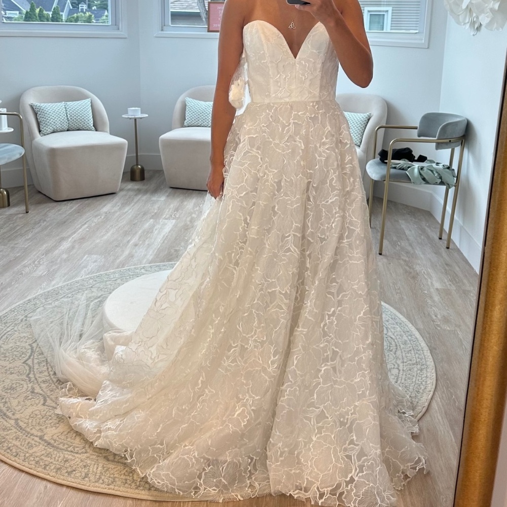 Unworn, Unaltered Wedding Dress